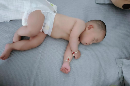 大理六个月宝宝眼睛散光